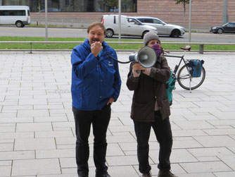 In kurzen Ansprachen mittels Megaphon wurden die Forderungen, Probleme und Lösungsvorschläge erläutert. Foto: Karsten Peterlein