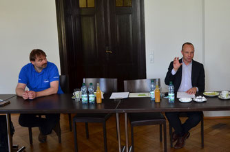 Sachsens Umweltminister Wolfram Günther (Bündnis 90/Die Grünen) (rechts) und René Sievert, Vorsitzender des NABU Leipzig, im Gespräch. Foto: Reinhard Rädler