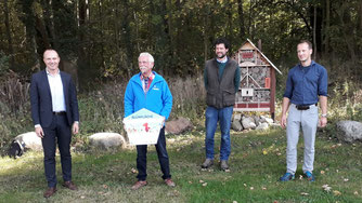 Sachsens Umweltminister Wolfram Günther (links) zu Gast beim Biotopverbund Leipzig Nord, für den neben anderen ein Industrieunternehmen, Landwirtschaft und Naturschutz zusammenarbeiten. Foto: René Sievert