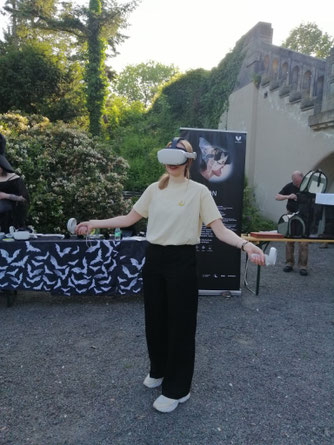 Echoortung selbst erleben. Mit einer VR-Brille taucht man mittels Virtueller Realität in die Wahrnehmungswelt der Fledermäuse ein. Dieses Angebot hatte die Fledermaus-Erlebniswelt Noctalis zur NABU-Veranstaltung mitgebracht. Foto: Alexandra Tippner