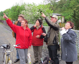 „Stunde der Gartenvögel“ in der Kleingartenanlage Nordvorstadt mit Karsten Peterlein vom NABU- Regionalverband Leipzig (2. v. r.). Foto: Tobias Fischer