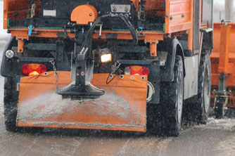 Winterdienst streut Salz auf die Straßen. (Symbolfoto)