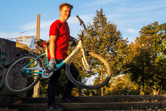 Bei der Müllsammelaktion wurde ein gestohlenes Fahrrad gefunden, das am Ende der Polizei übergeben wurde.