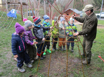 Mit Bernd Hoffmann vom NABU Leipzig bauten die Kindergartenkinder in Plaußig eine Weidenhütte. Foto: NABU Plaußig-Portitz