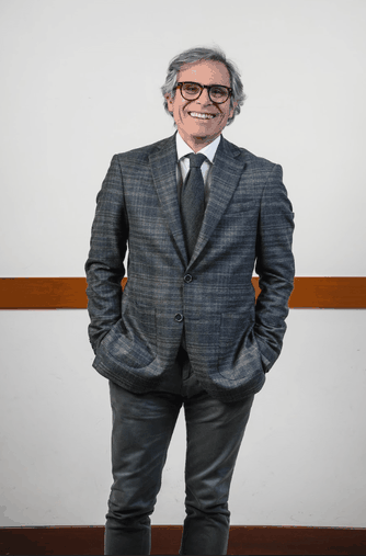 signore sorridente napoletano con giacca e cravatta