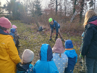 Nistkastenreinigung im Waldkindergarten Foto: M. Kürschner