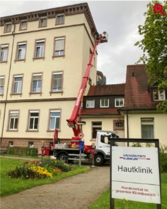 Hubsteiger an der Hautklinik in der Hauptstraße in Freiburg