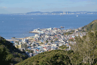 山頂展望台からの眺望、対岸は三浦半島