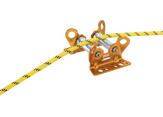 Ein gelbes Seil läuft über die Rollen eines Petzl ROLLER COASTER.
