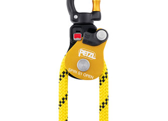 Gelbes Seil eingelegt in eine Petzl SPIN S1 OPEN Umlenkrolle.