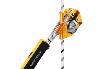 Petzl mitlaufendes Auffanggerät ASAP an einem ASAP’AXIS 11 mm Statikseil fixiert durch einen OK TRIACT-LOCK-Karabiner und einem Falldämpfer ASAP’SORBER.