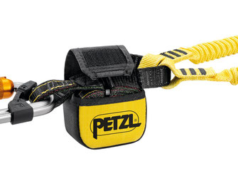 Petzl ABSORBICA Falldämpfer leicht geöffnet, mit einem Verbindungselement auf der einen und einem doppelten Verbindungsmittel auf der anderen Seite.