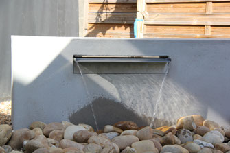 C'est photo d'une fontaine lame d'eau design avec massifs à Nantes . C'est fait par un Concepteur Paysagiste PAYSAGES DE GOULAINE et SARL GAUDIN Emeric à Saint julien de Concelles près de Vallet, Vertou, Loroux bottereau, Landreau, Carquefou