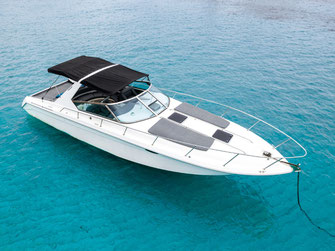 white motor yacht auf der Insel