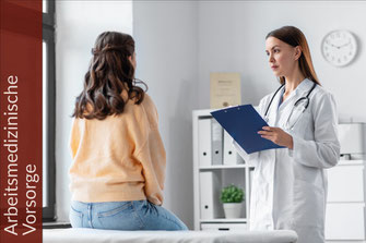 Arbeitsmedizinische Vorsorgeuntersuchungen - Ärztin für Arbeitsmedizin im Gespräch mit einer Patientin