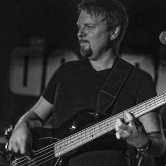 Jan-Erik Müller - bass