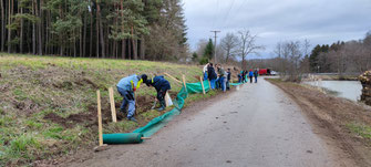 Aufbau eines Krötenzauns (Foto: C. Keller)