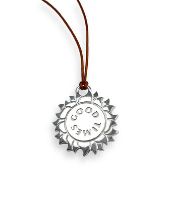 Silberanhänger "GOOD TIMES"  Ein Silberanhänger in Sonnenform mit der Inschrift "GOOD TIMES" und einem Wellen-Motiv auf der Rückseite an einem Band. € 260.-