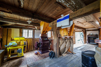 Das Innere der Mühle mit Ihrer frisch restaurierten Mahltechnik
