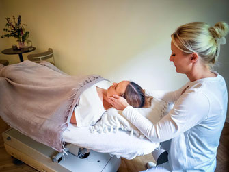 Heilpraktikerin und Patientin im Einklang bei einer Reiki-Session