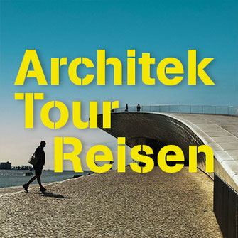 Blick auf eine futuristische Brücke am Ufer eines Gewässers mit Fußgängern als Titelbild der Rubrik ArchitekTour Reisen