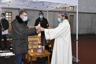  Friedenslicht aus Bethlehem im Knast angekommen