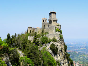 Sehenswürdigkeiten Europa: San Marino. Die erste der drei Festungen La Guaita auf dem Felskamm Monte Titano oberhalb der Altstadt von San Marino.