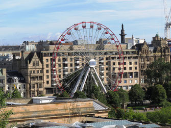 Sehenswürdigkeiten Europa: Schottland. Im Bild: Riesenrad an der Einkaufsstraße von Edinburgh.