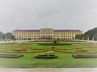 Sehenswürdigkeiten Europa: Österreich. Im Bild: Schloss Schönbrunn mit prächtigem Hofgarten im Vordergrund.