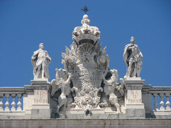 Sehenswürdigkeiten Europa: Spanien. Im Bild: Königliches Wappen mit zwei Königen, je einer links und rechts, auf dem königlichen Palast in Madrid.