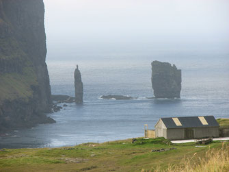 Sehenswürdigkeiten Europa: Färöer Inseln. Im Bild:  Risin und Kellingin an den Steilküsten der Insel Eysturoy, Färöer Inseln