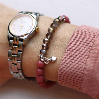 Glasperlen Armband in Rot mit Anhänger in Silber