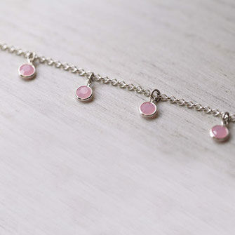 Verstellbares Armband in Silber mit Anhängern in Rosa