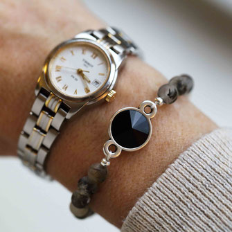Modernes Edelstein Armband aus Quarz und einem Swarovski Stein in schwarz