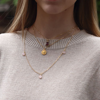 Kurze Halskette in Gold im Layer Look mit kleinen Anhängern in Rosa