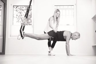 TRX Training ist eine Form des funktionellen Ganzkörpertrainings, bei der mit einem Schlingensystem und dem eigenen Körpergewicht gearbeitet wird. Die instabile Lagerung der Schlingen erzeugt durchgehend Spannung im gesamten Körper und fordert insbesonder