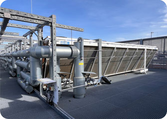 Hybrid-Rückkühlwerke mit Pumpentechnik für eine große Kältezentrale 