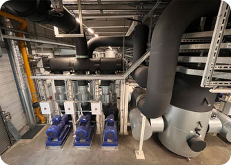 Hybrid-Rückkühlwerke mit Pumpentechnik für eine große Kältezentrale 