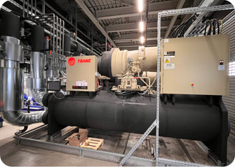 Hybrid-Rückkühlwerke mit Pumpentechnik für eine große Kältezentrale 