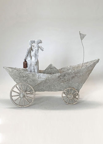 Skulptur Boot mit menschlichen Figuren aus Papier-Komposit (Pappmaché), Gruppe in minimalistischer Formgebung, Unikat in Galeriequalität.