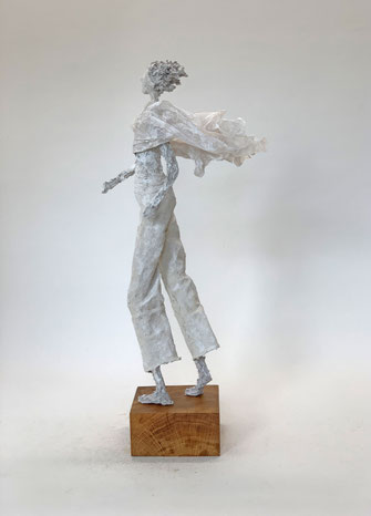 Filigrane Skulptur der Werkreihe Wind und Sturm, Papier-Komposit (Pappmaché) gehärtet, dynamische Objektkunst für hochwertige Interieurs.