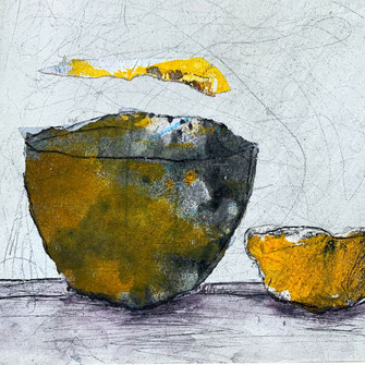 Abstraktes Gefäß in Schwarz und Orange. Strukturierte Wabi-Sabi-Malerei mit Collagelementen.