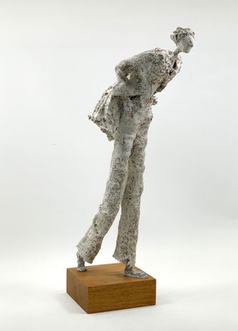 Monochrome Skulptur aus Papier-Komposit (Pappmaché), Figur mit haptischer Oberflächenstruktur, Unikat aus dem Atelier Dortmund.