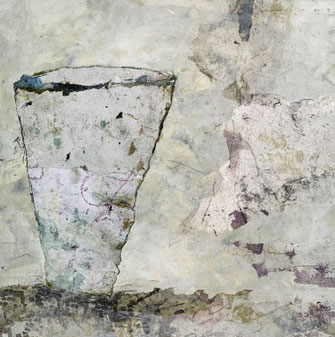 Nahaufnahme Yūgen-Gefäß, Vase in Ocker und hellen Erdtönen, verwitterte Oberflächenstruktur, collagierte Malerei von Claudia König auf 23 cm MDF-Quadrat.