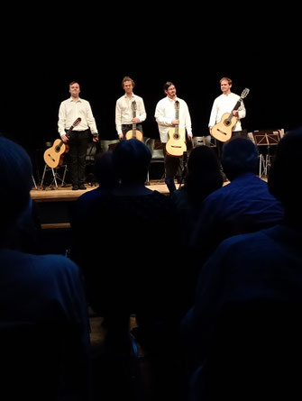 Teilnehmer der Rotenburger Gitarrenwoche 2025 im Abschlusskonzert