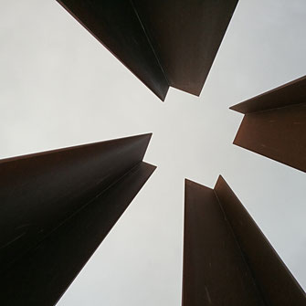 Skulptur Wachturm an der Gedenkstätte Berliner Mauer | Foto H. Ebert | Spielkarte Schach extrem. 