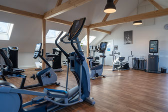 Innenaufnahme des Cardiobereichs in der TrainierBar Dinslaken – moderne Ausdauergeräte unter offenem Dachstuhl