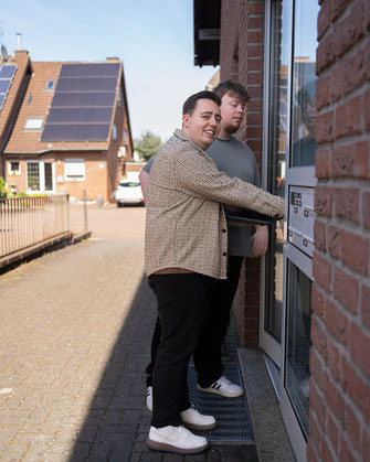 Wohnungsverwalter öffnet Tür für den Kunden bei Wohnungsbesichtigung. Reportagefotografie Olaf Spöllmink