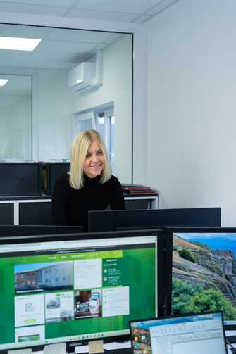 Mitarbeiterin bei der Büroarbeit am Arbeitsplatz – Unternehmensfotografie von Olaf Spöllmink für IMT Ruhrgebiet