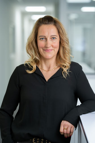 Professionelles Businessportrait einer Mitarbeiterin – sympathisch, offen, authentisch